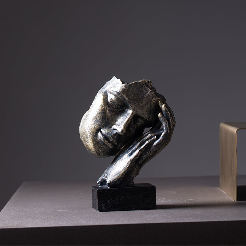 Orélia Maison™ — Nordelle Sculpted Figure